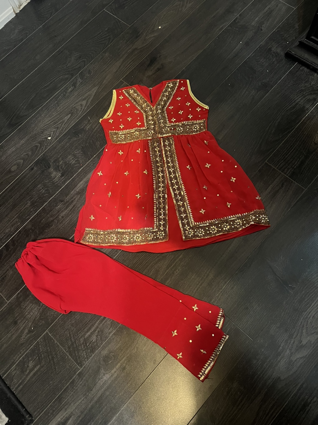Red Girls' Outfit with Gold Embellishments 2 to 4 years girls - photo 2