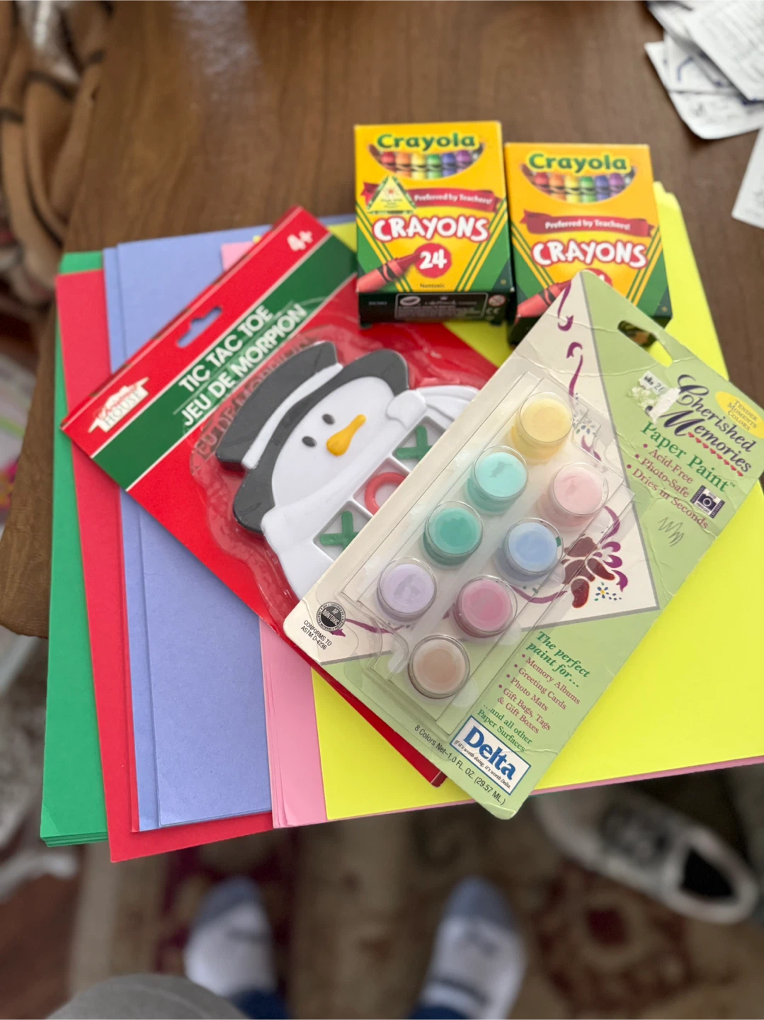 Crayola 24 Crayons & Delta Cherished Memories Paper Paint Set