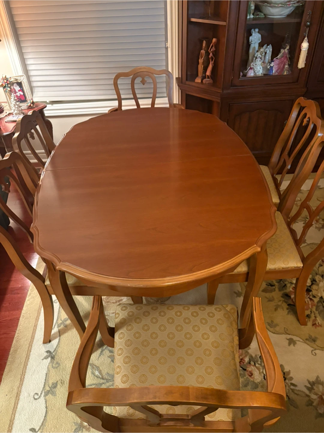 Knechtel Furniture Ltd. Dining Table and Chairs