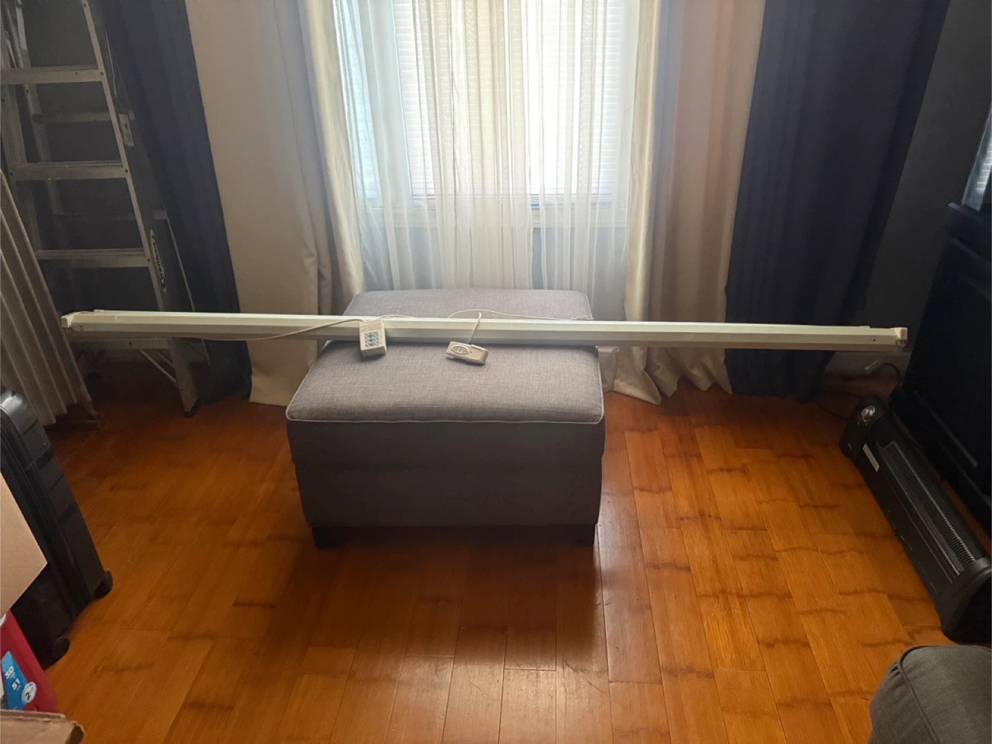 Motorized 120” Projection screen with Projector - photo 2