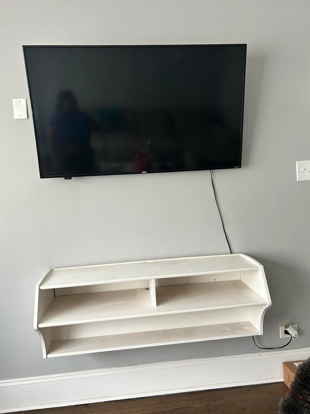 White Wall-Mounted Shelf Unit - photo 4