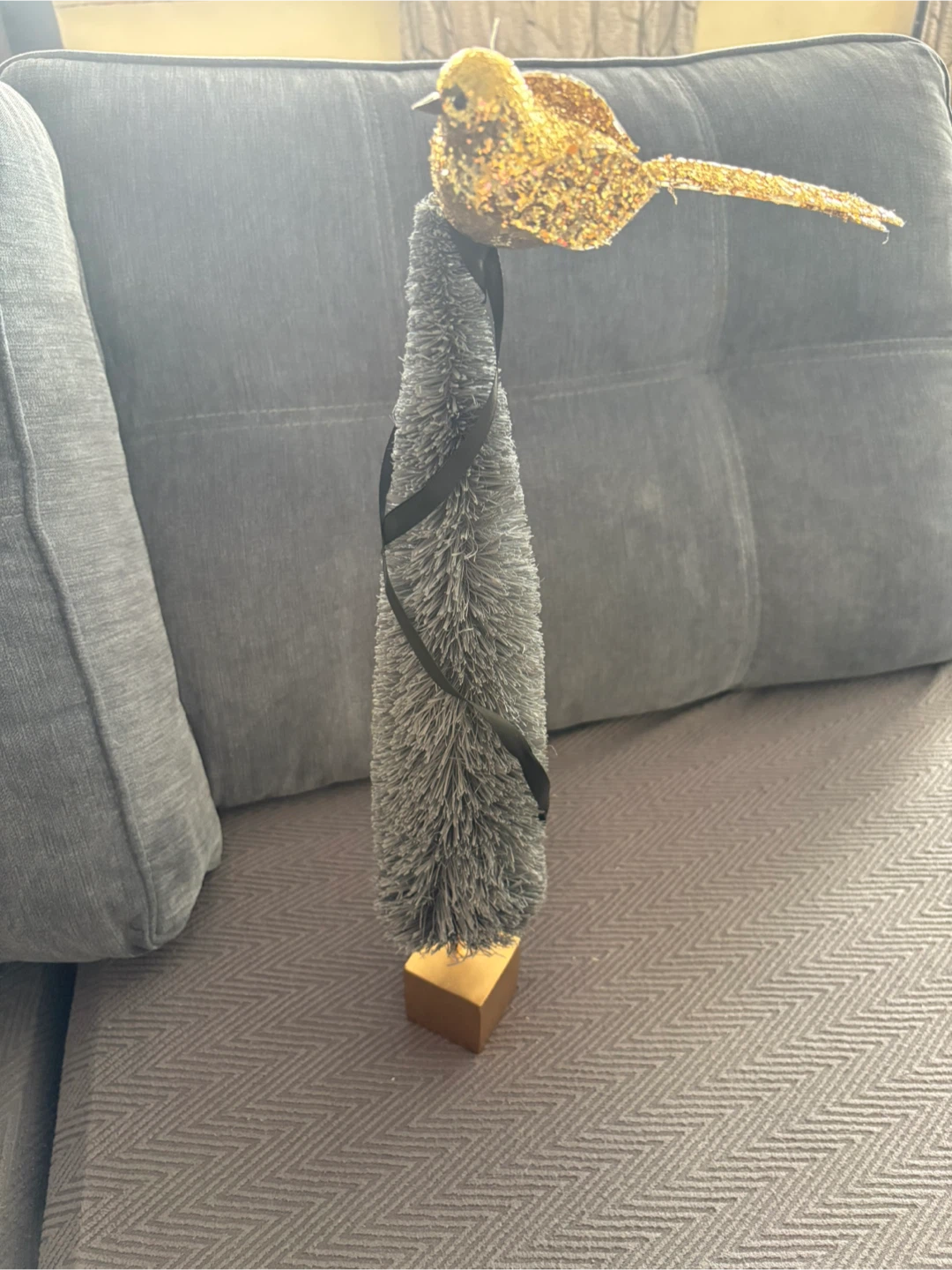 🏆 Decorative Christmas Tree with Gold Bird Clip