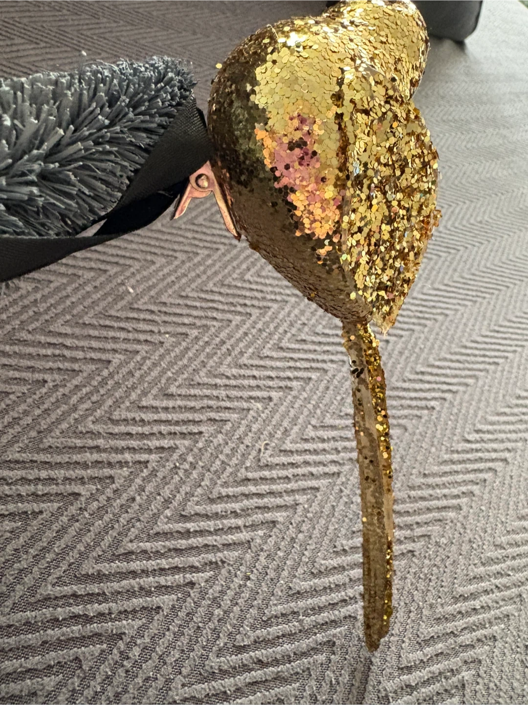 🏆 Decorative Christmas Tree with Gold Bird Clip - photo 3