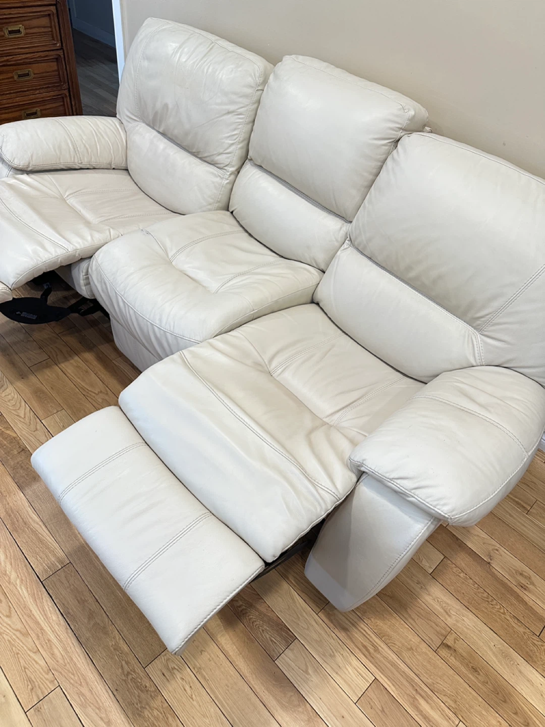 Beautiful LA-Z-BOY Cream Leather Recliner Sofa (CAN DELIVER) - photo 4