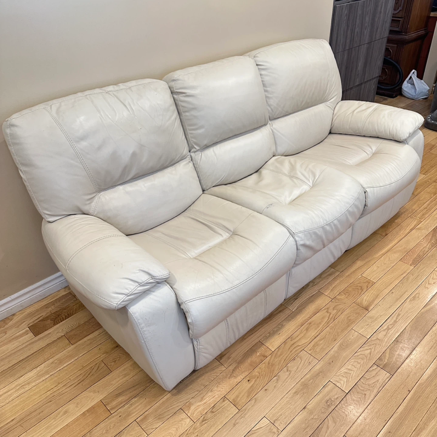 Beautiful LA-Z-BOY Cream Leather Recliner Sofa (CAN DELIVER) - photo 2