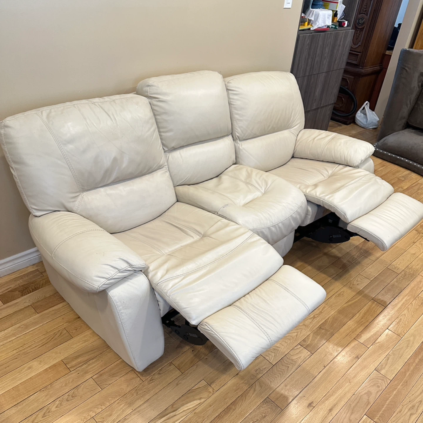 Beautiful LA-Z-BOY Cream Leather Recliner Sofa (CAN DELIVER) - photo 3