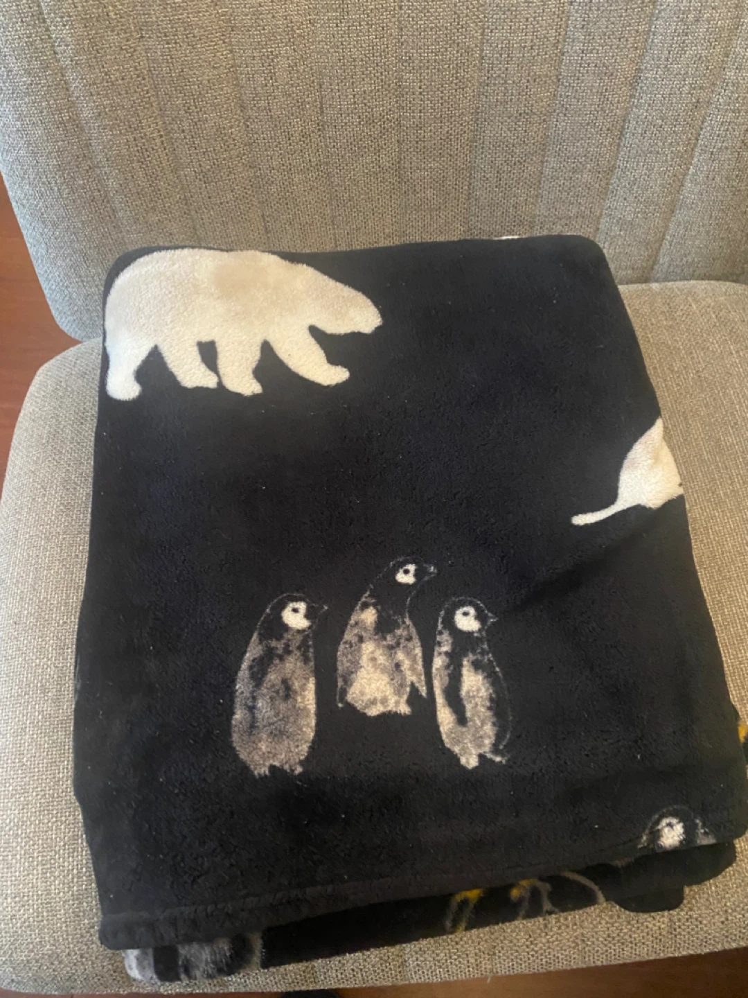 Black Fleece Blanket with Arctic Animals - photo 2