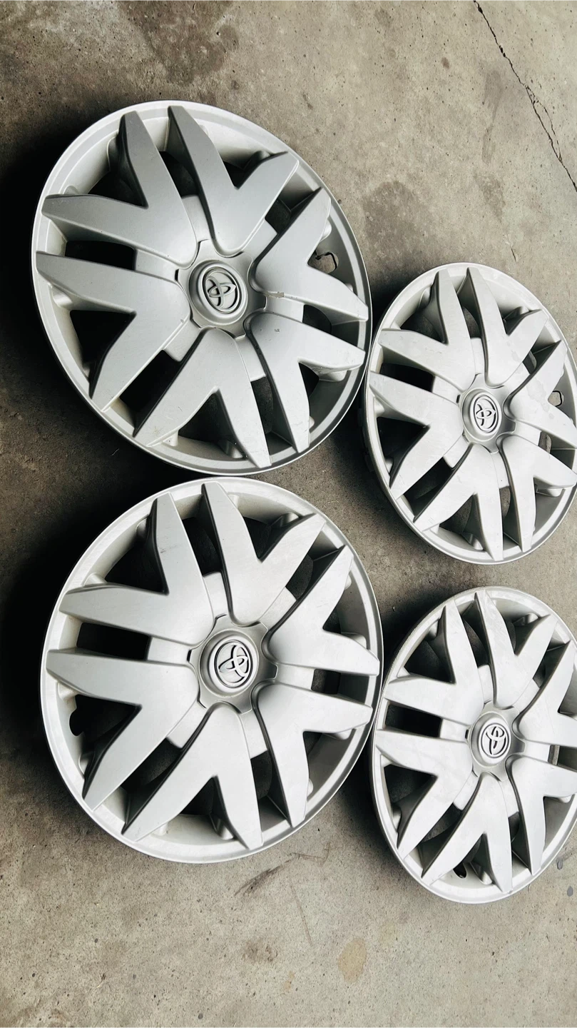 Set of 4 Toyota Hubcaps - photo 2