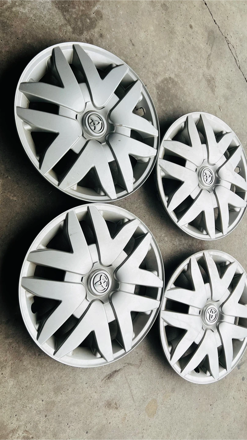 Set of 4 Toyota Hubcaps