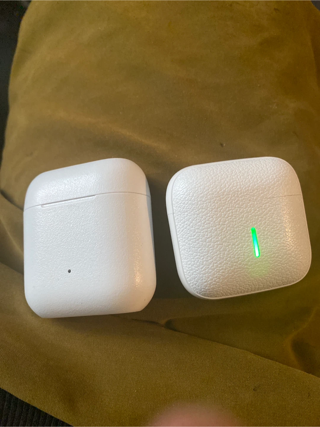 White Wireless Earbuds with Charging Case - photo 2