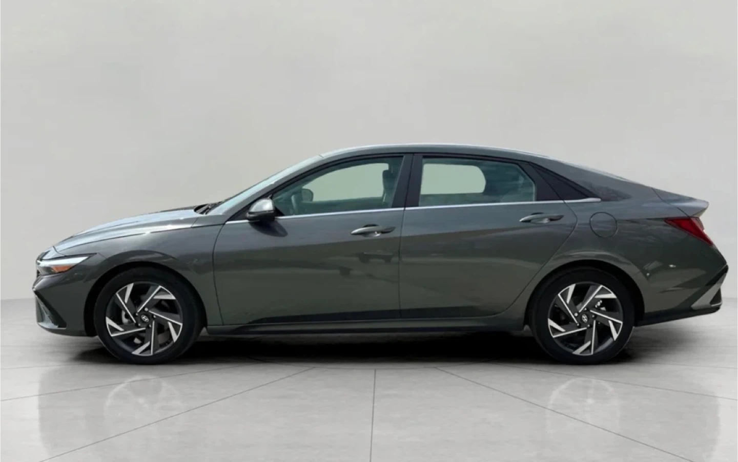 2025 Hyundai Elantra Luxury two tone - photo 2