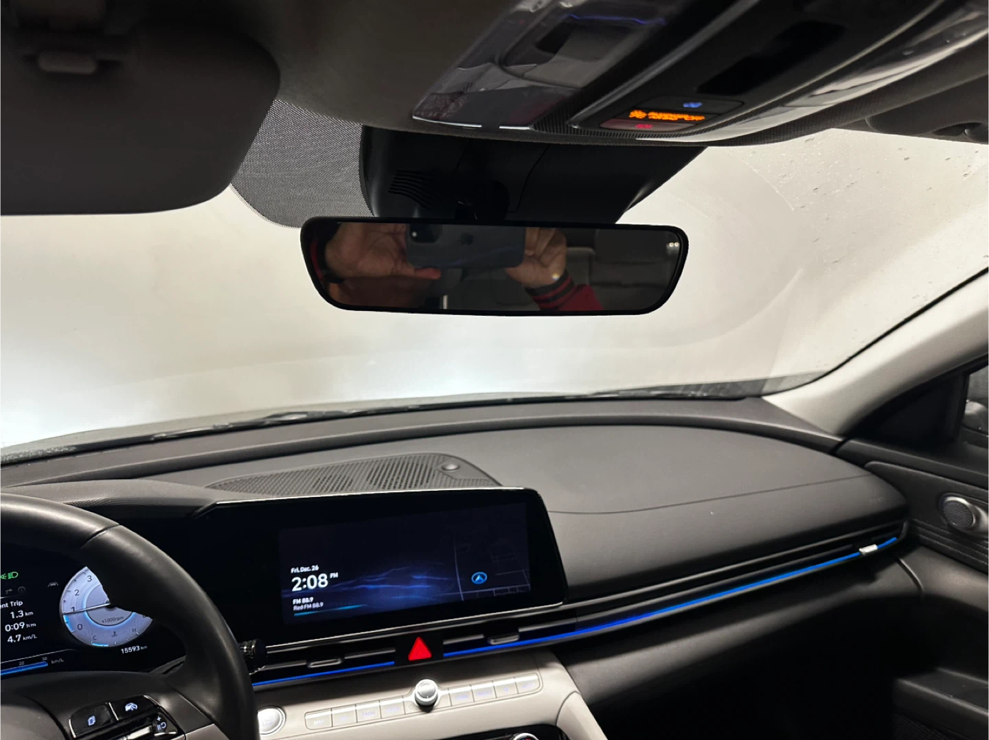 2025 Hyundai Elantra Luxury two tone - photo 4