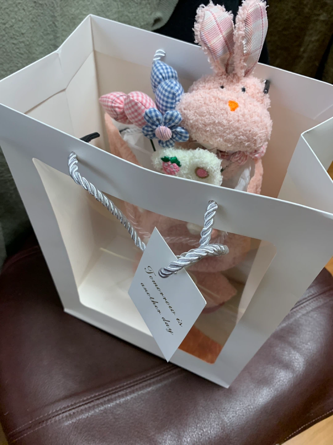 New cute gift bag features a pink plush bunny 🏆 - photo 2