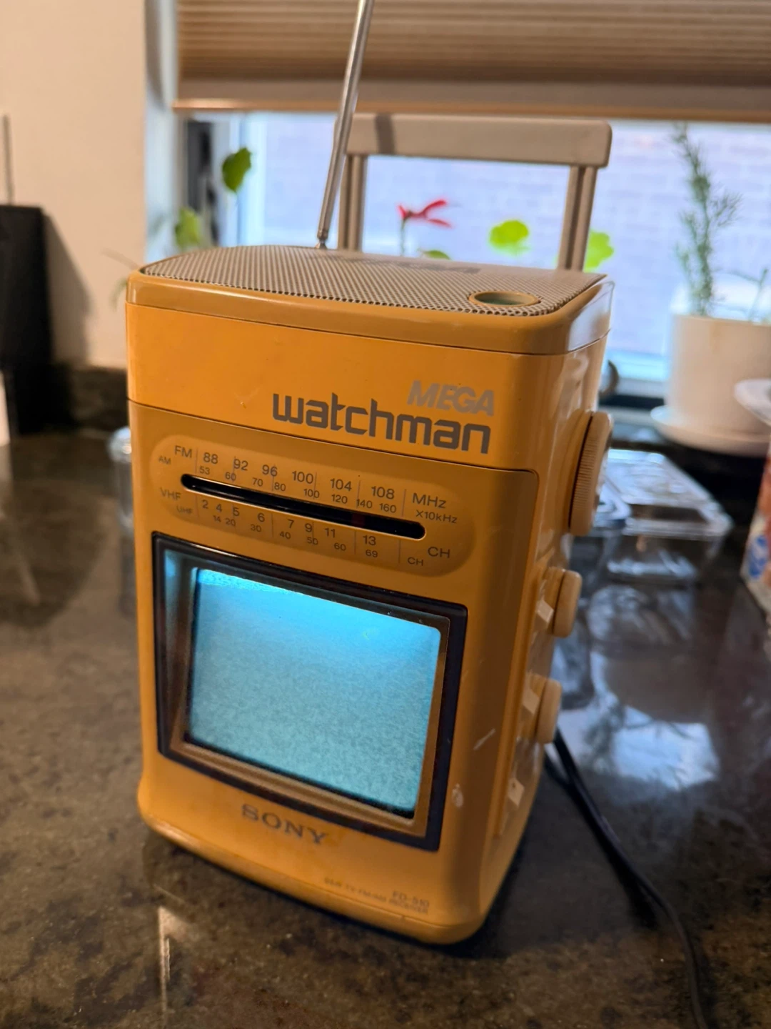 Sony Watchman FD-510 B&W TV/FM/AM Receiver