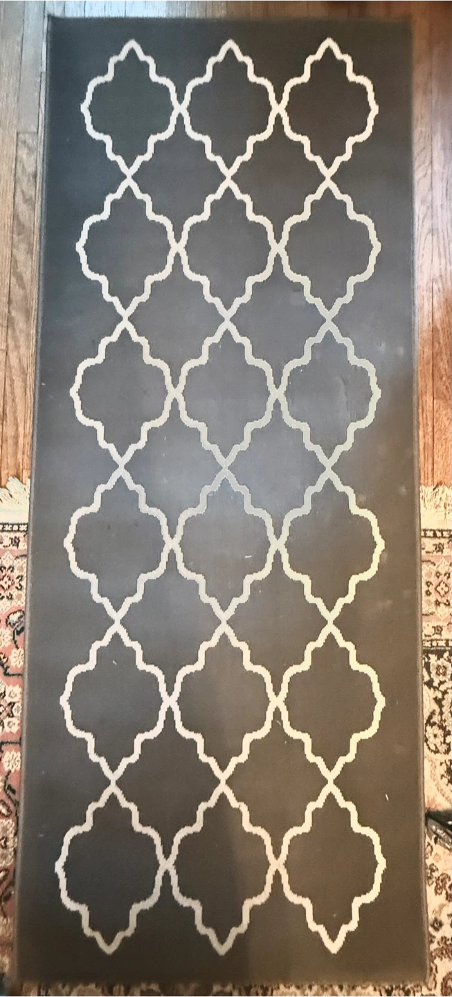 Dark Grey Runner Rug with White Quatrefoil Pattern - photo 3