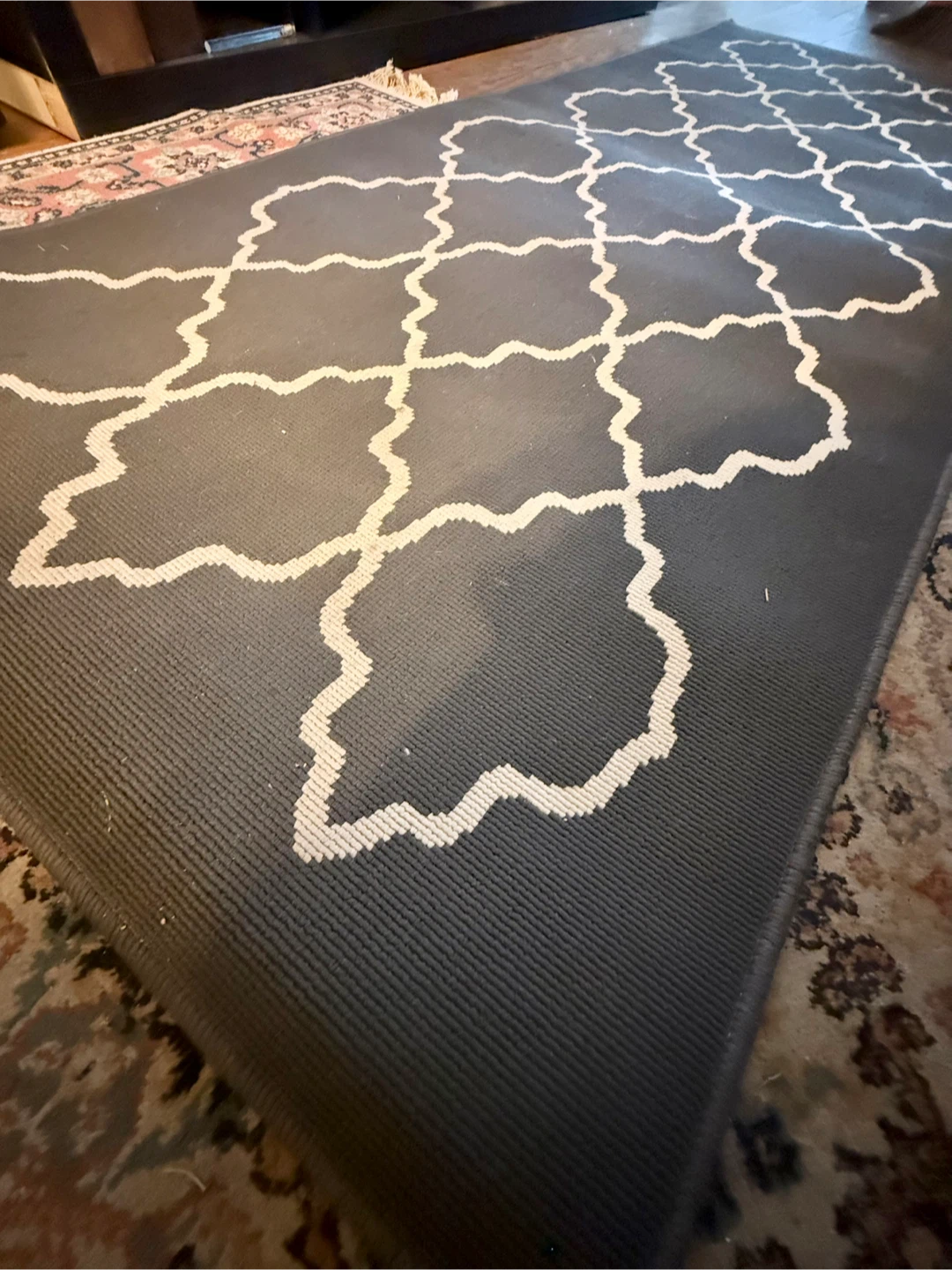 Dark Grey Runner Rug with White Quatrefoil Pattern - photo 5
