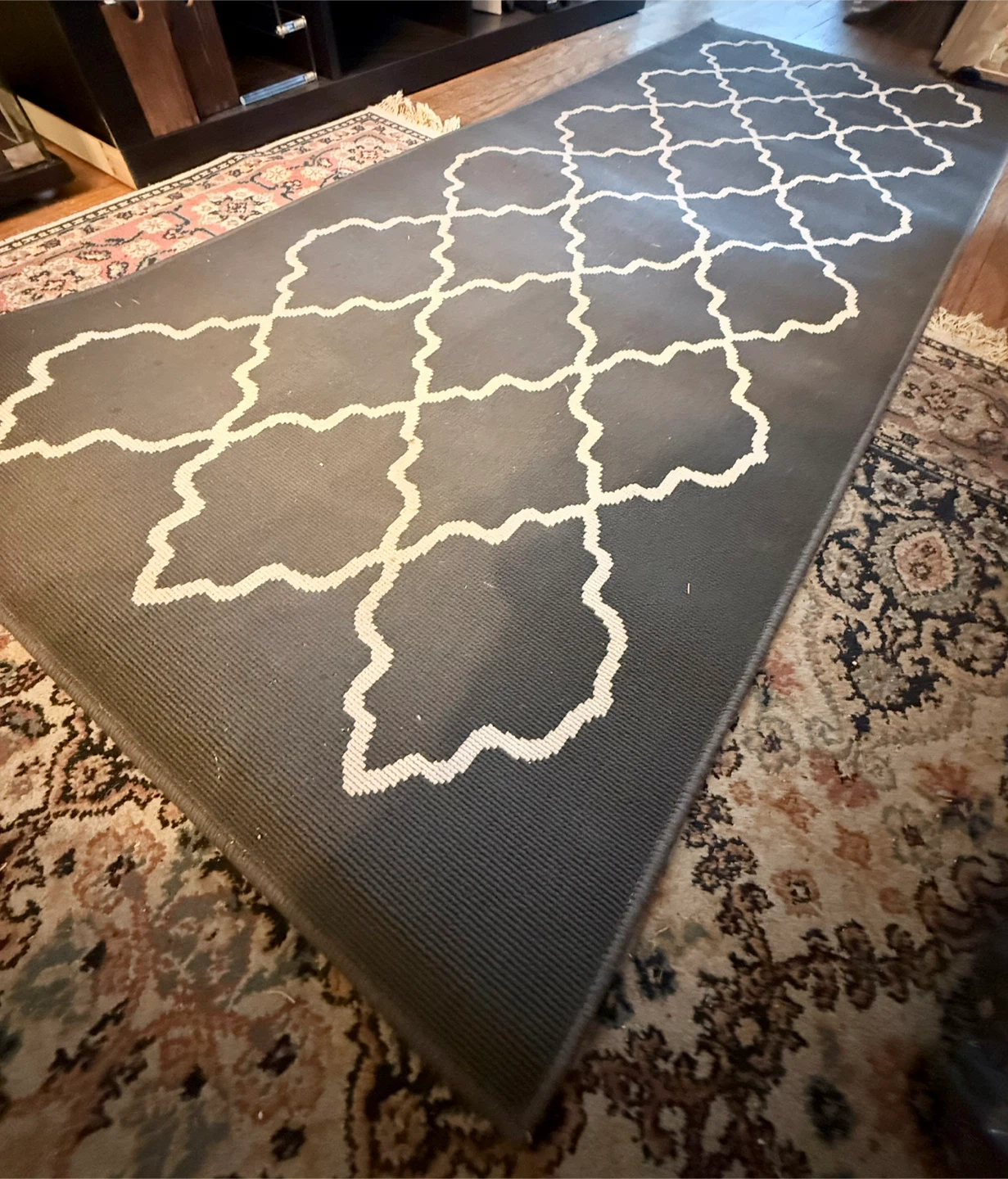 Dark Grey Runner Rug with White Quatrefoil Pattern - photo 4