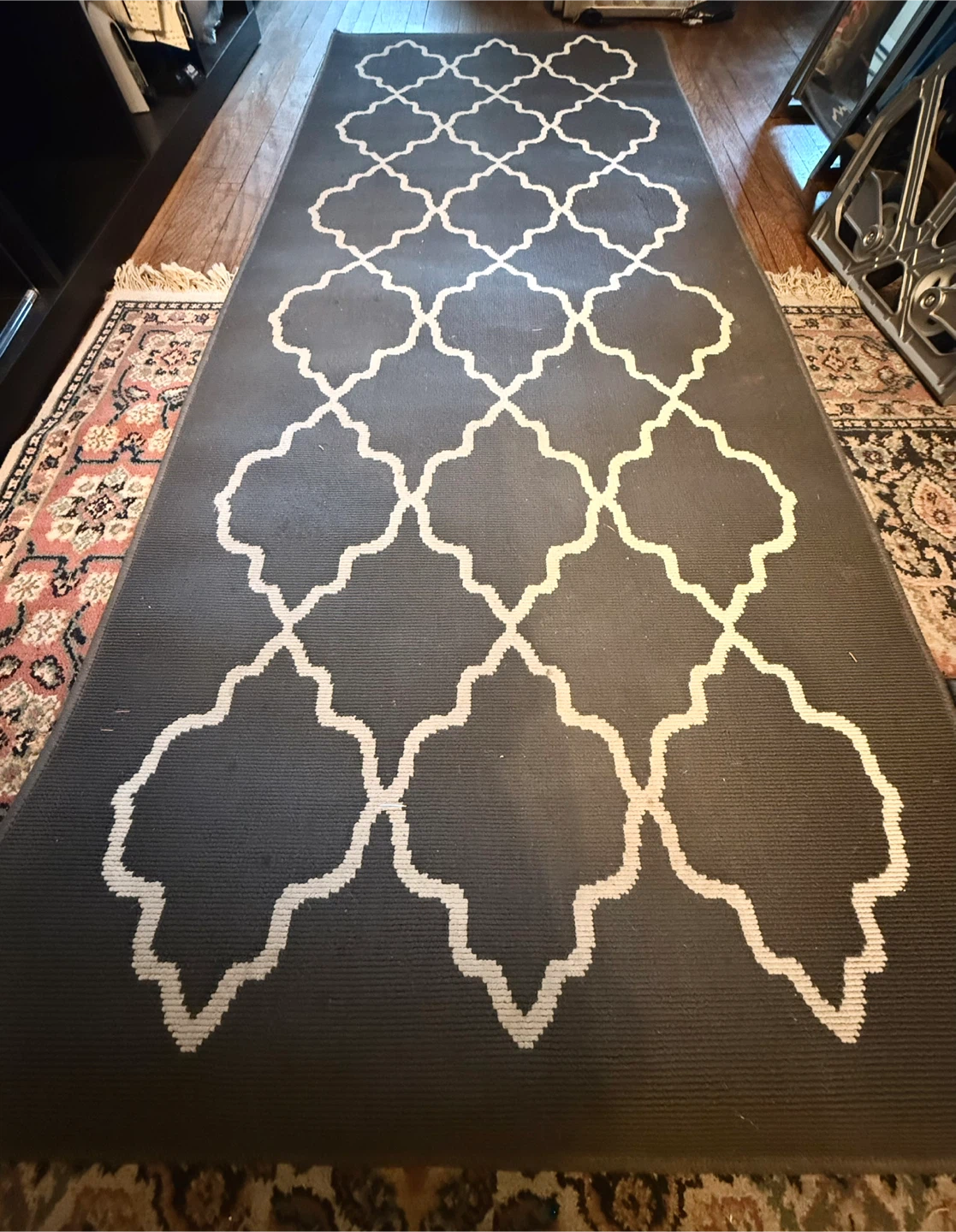 Dark Grey Runner Rug with White Quatrefoil Pattern - photo 2