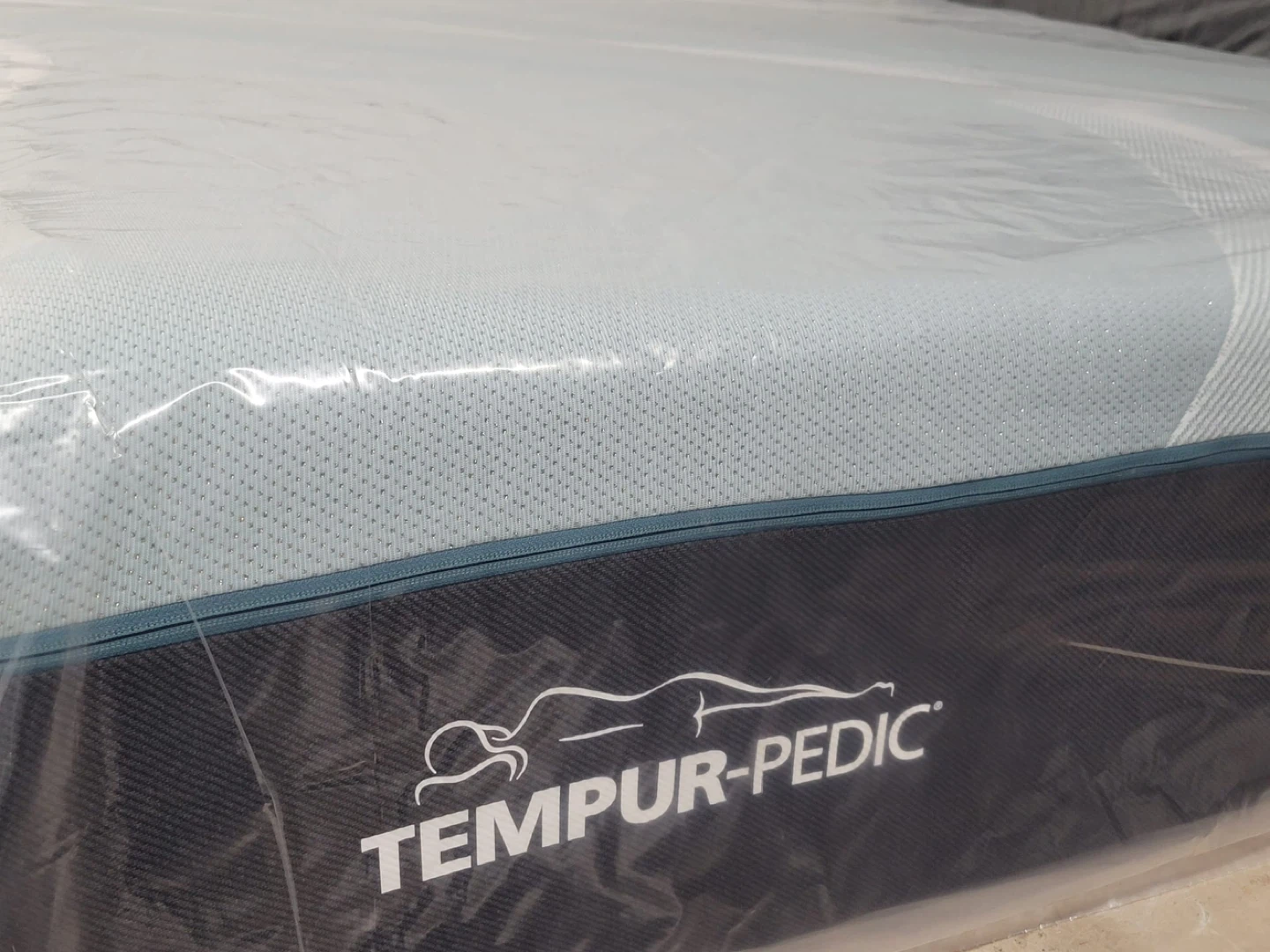 New mattress Tempur-Pedic LuxeAdapt Medium Hybrid queen size - photo 2