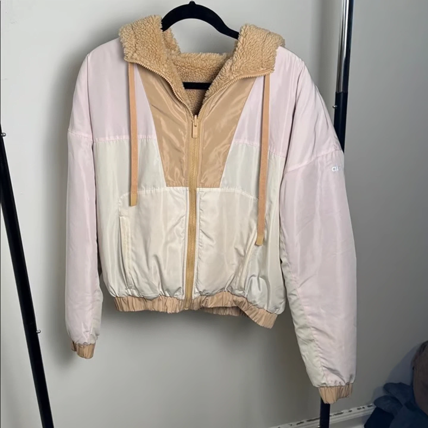 Like new Alo Yoga Sherpa Fleece Jacket - photo 3