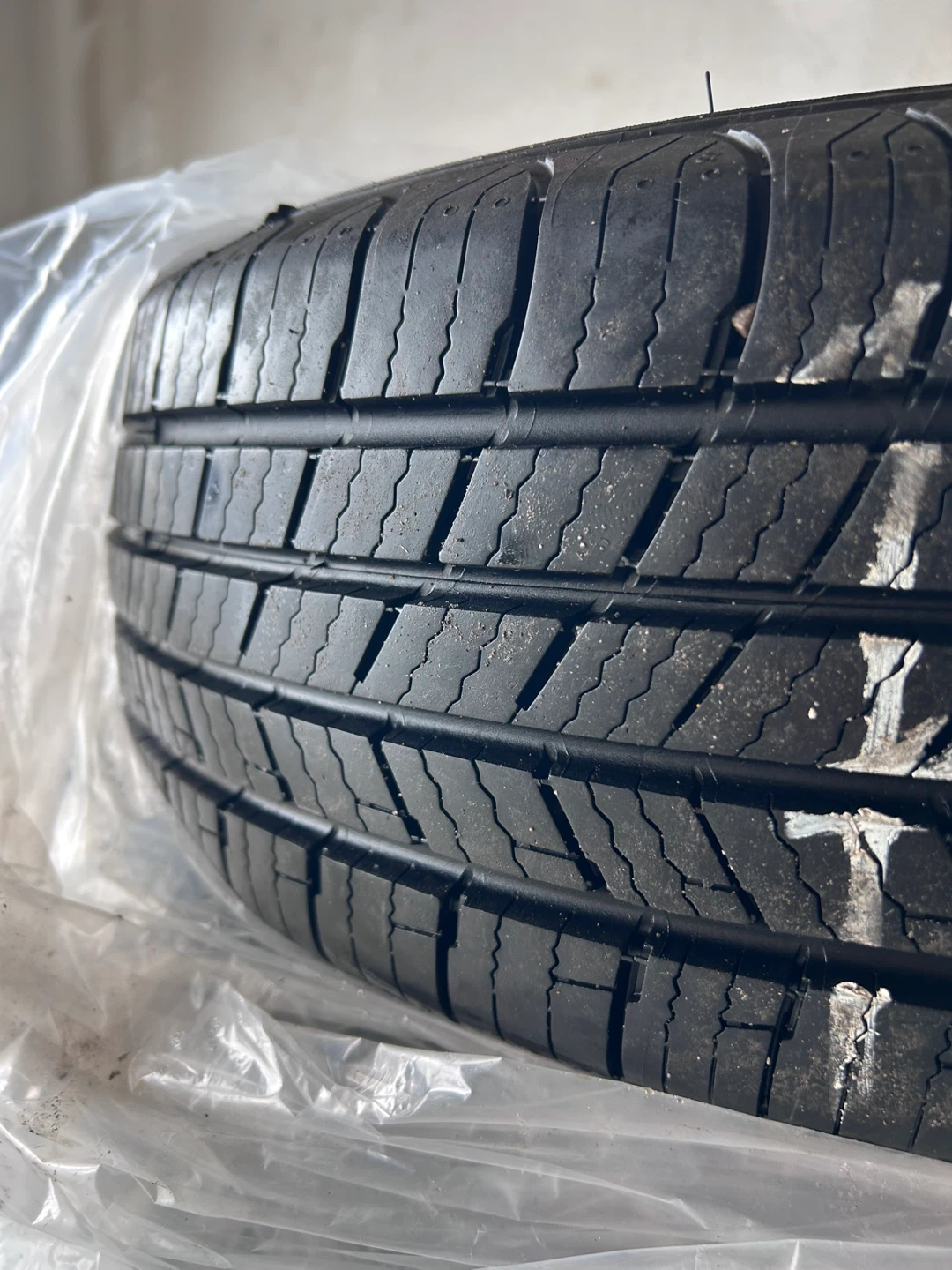 Michelin Defender 185/65R15 Tires - Set of 4 - photo 4