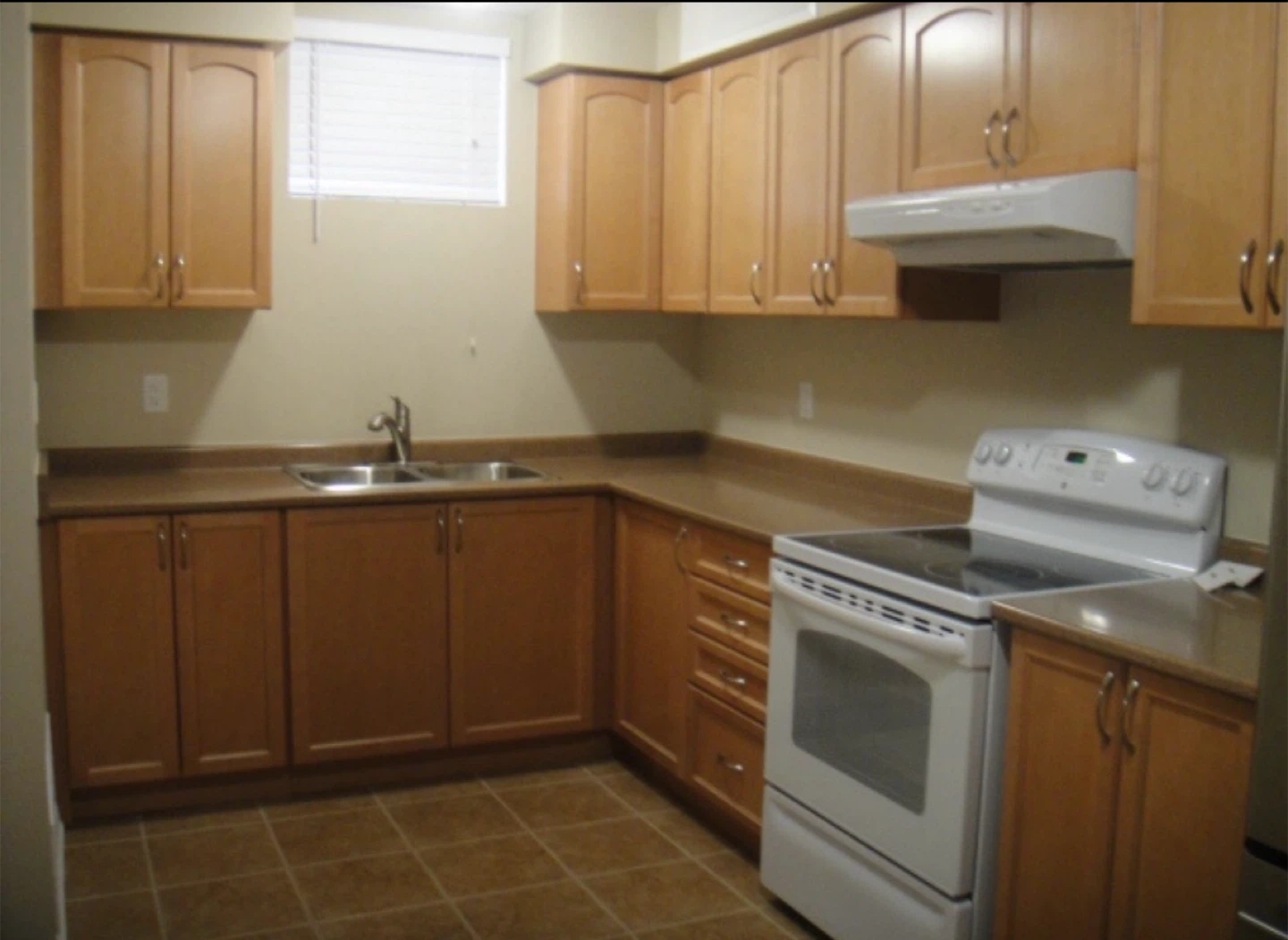 All-Inclusive private room in shared basement + Parking