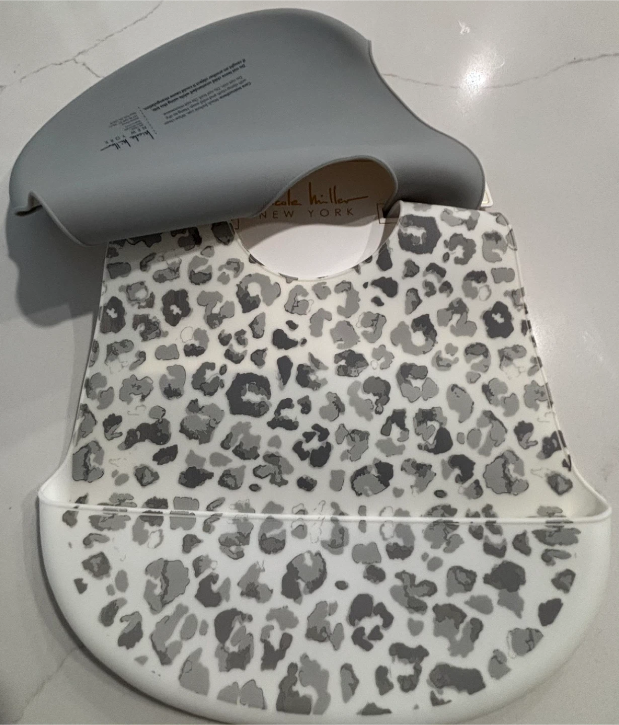 NEW Nicole Miller New York Silicone Bibs - 2 Pack - photo 2