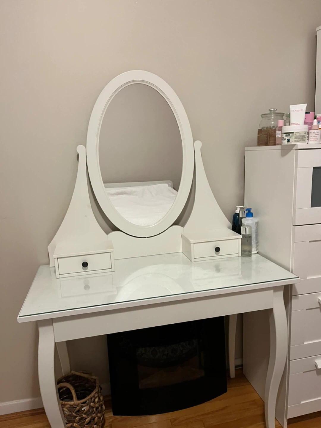 White Vanity Table with Mirror and Drawers - photo 3