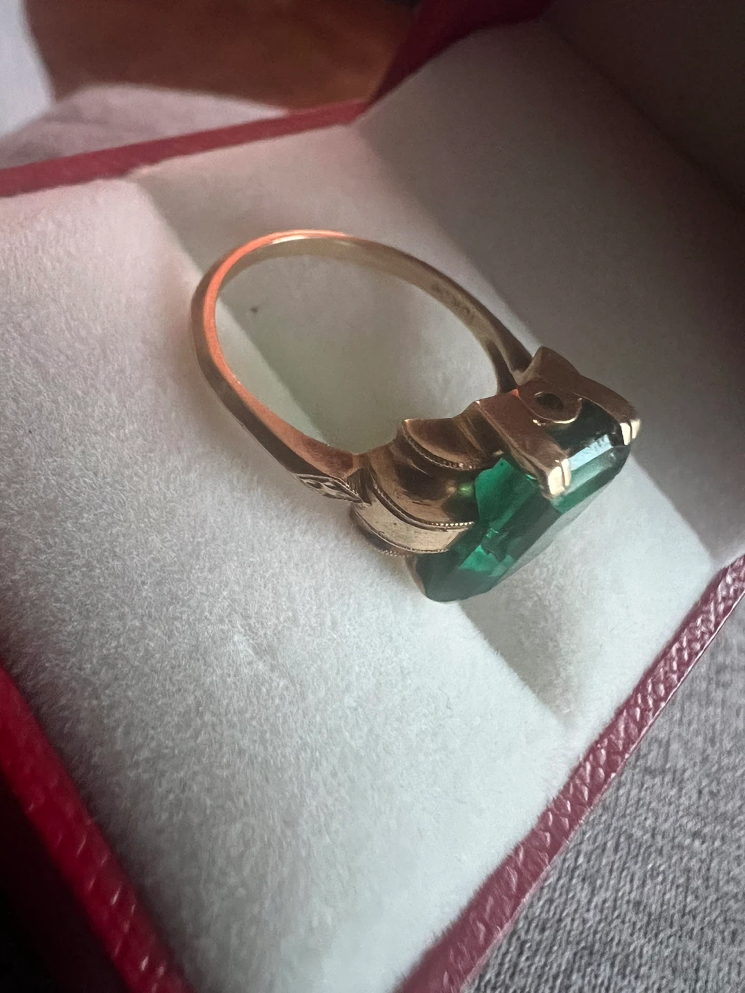 10 k Vintage Gold Emerald Cut Green Gemstone Ring - photo 4