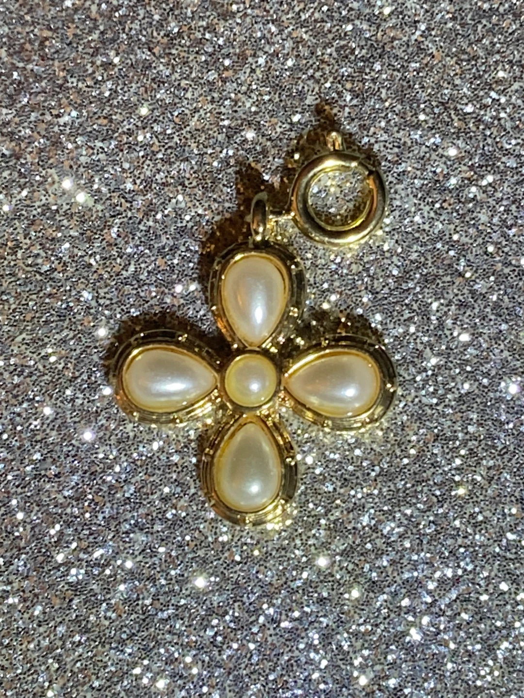 Gold tone pearl flower pendant charm - photo 2