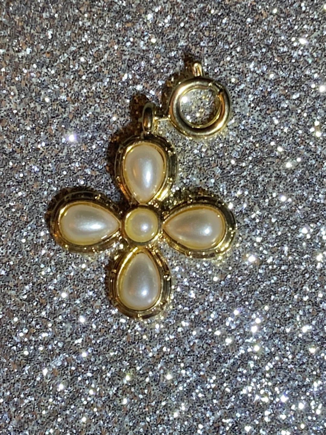Gold tone pearl flower pendant charm - photo 4