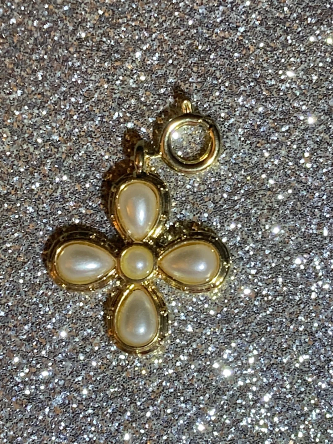 Gold tone pearl flower pendant charm - photo 3