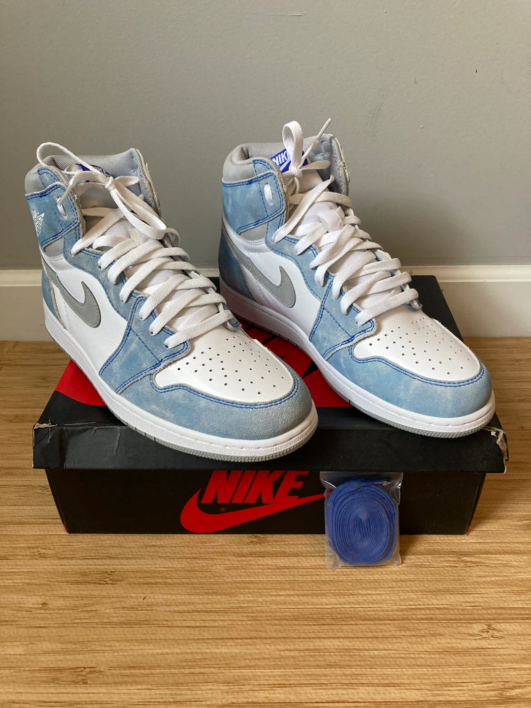 Jordan 1 retro high hyper royal smoke grey