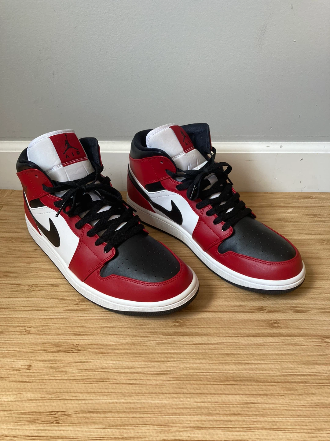 Jordan 1 Mid Chicago Black Toe 2020