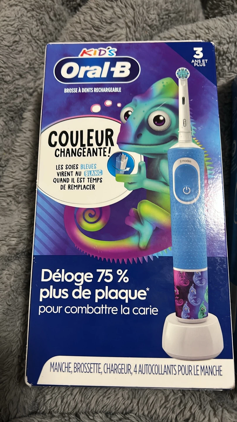 Oral-B Kids Electric Toothbrush with Color Changing Bristles