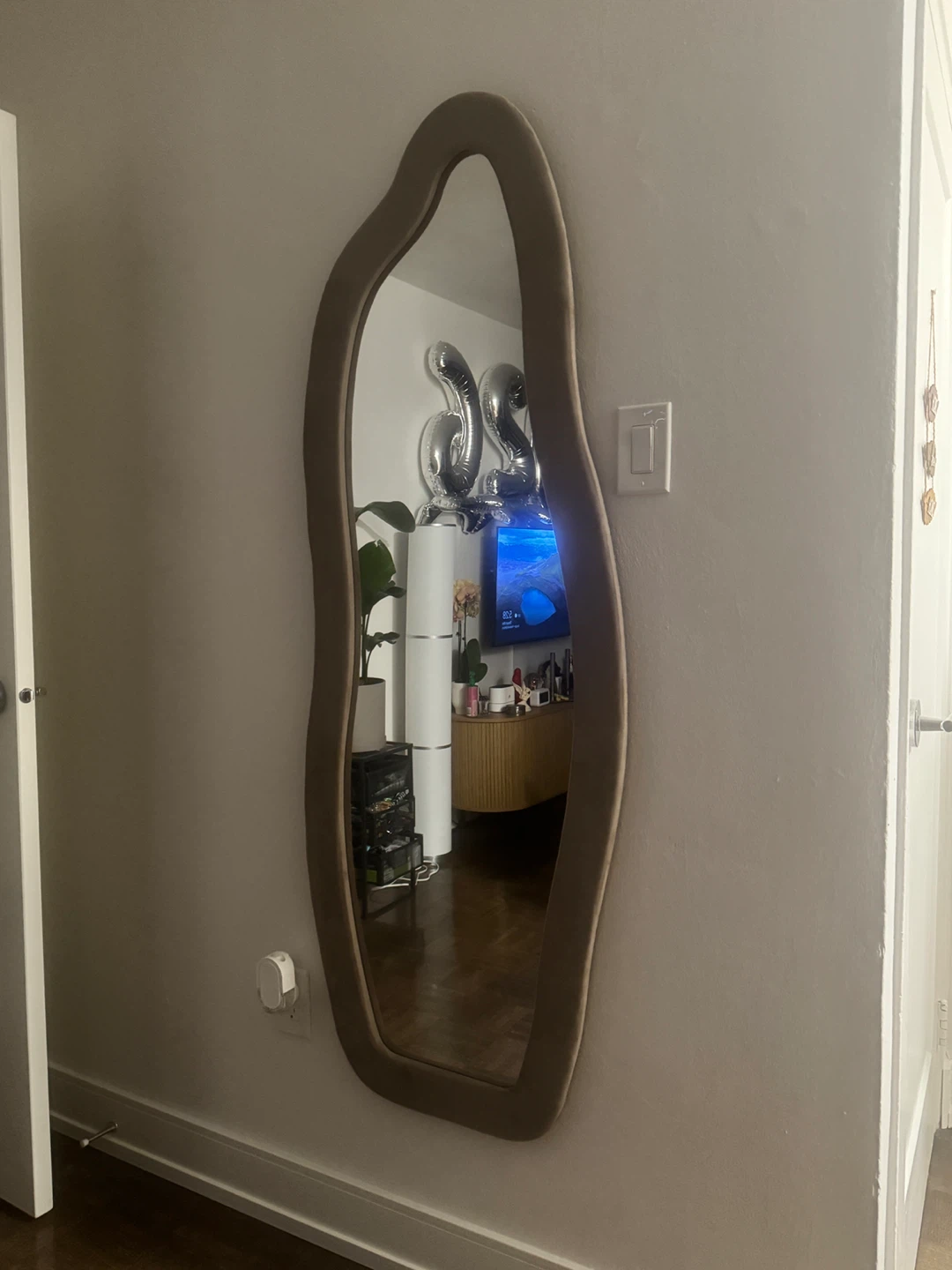 Trendy wavy full length-mirrors with soft velvety frame