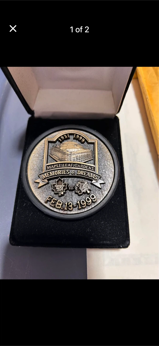 NHL Maple Leaf Gardens "Memories & Dreams" Commemorative Puck
