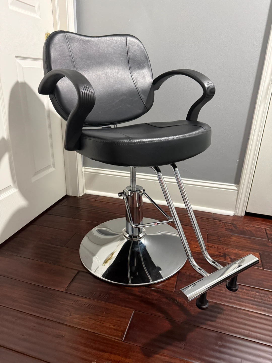 Black Adjustable Salon Chair