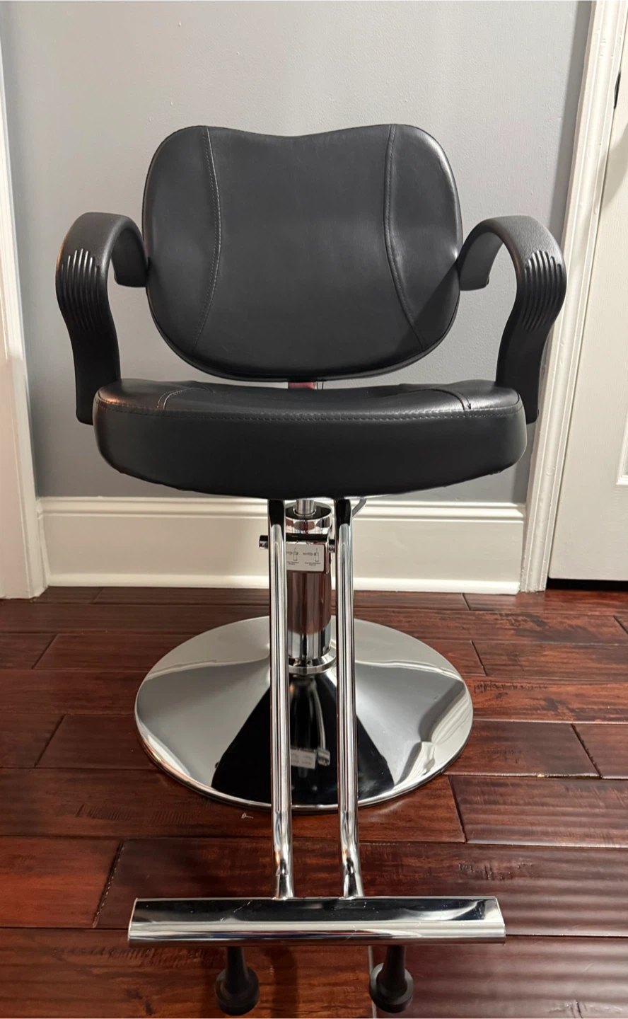 Black Adjustable Salon Chair - photo 3