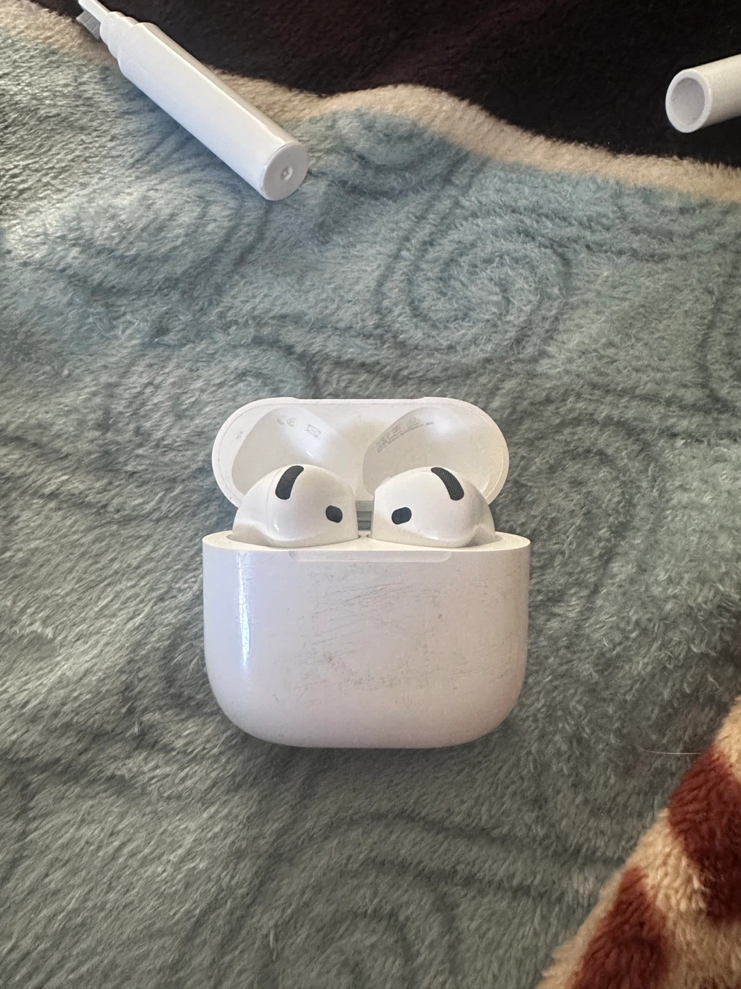 Apple AirPods 4 with Locking Case ANC
