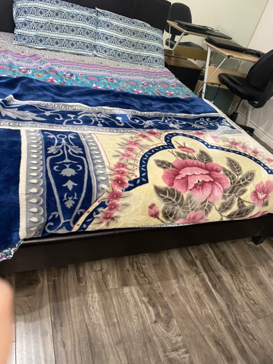Queen Size Bed with Mattress dark brown leather frame - photo 2