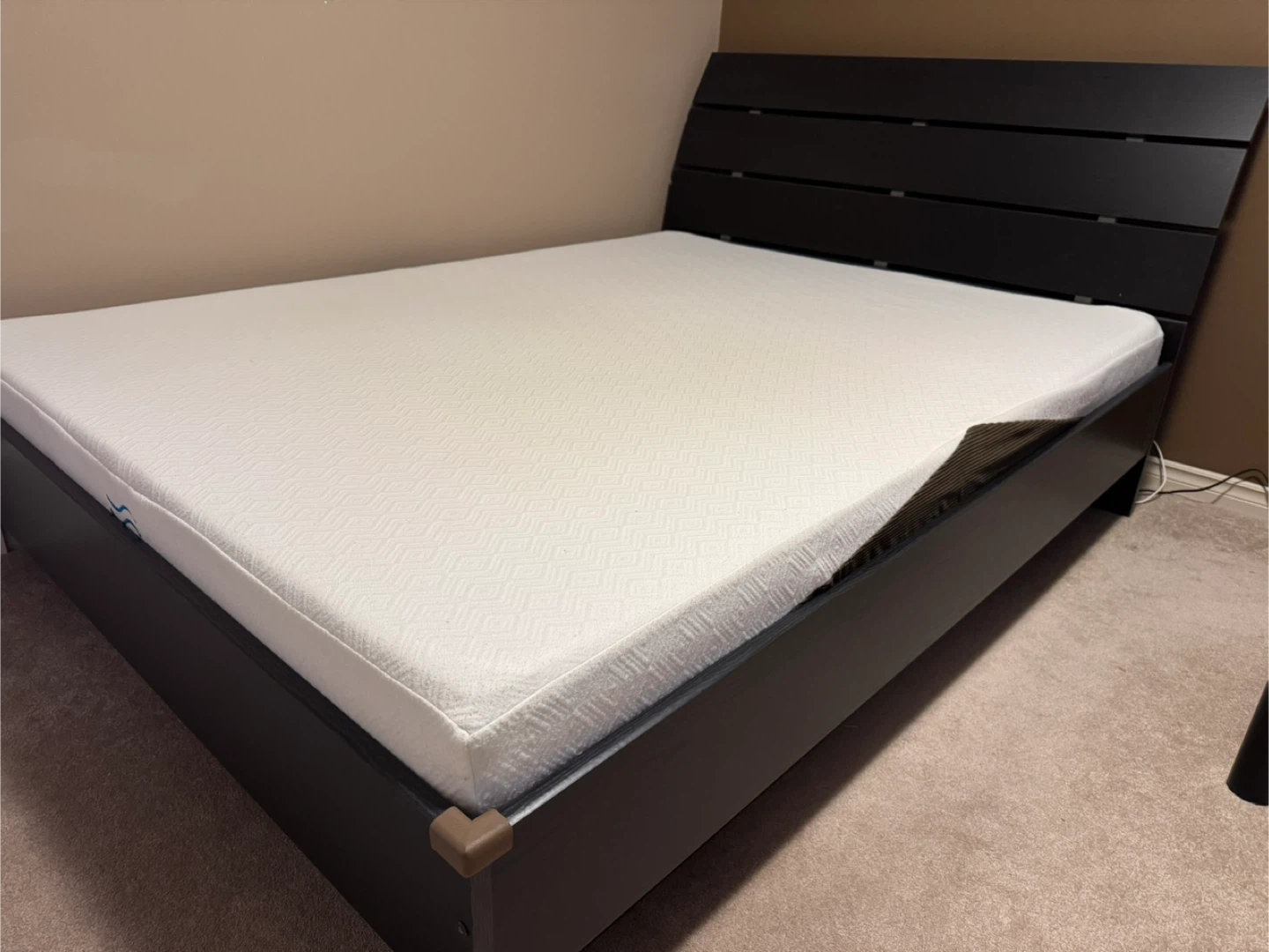 Like New Queen sized bed with memory mattress