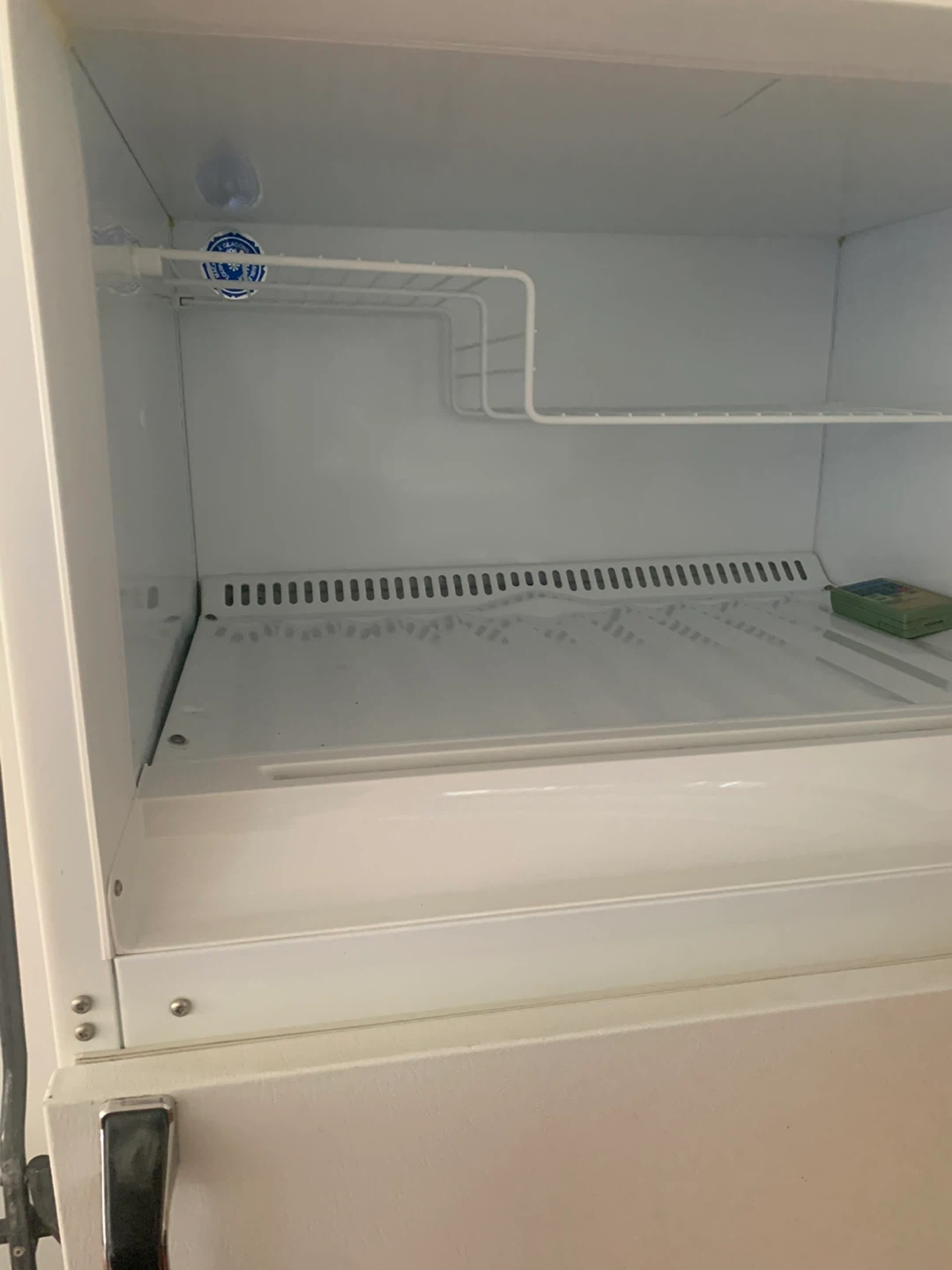 GE White Top Freezer Refrigerator - photo 2