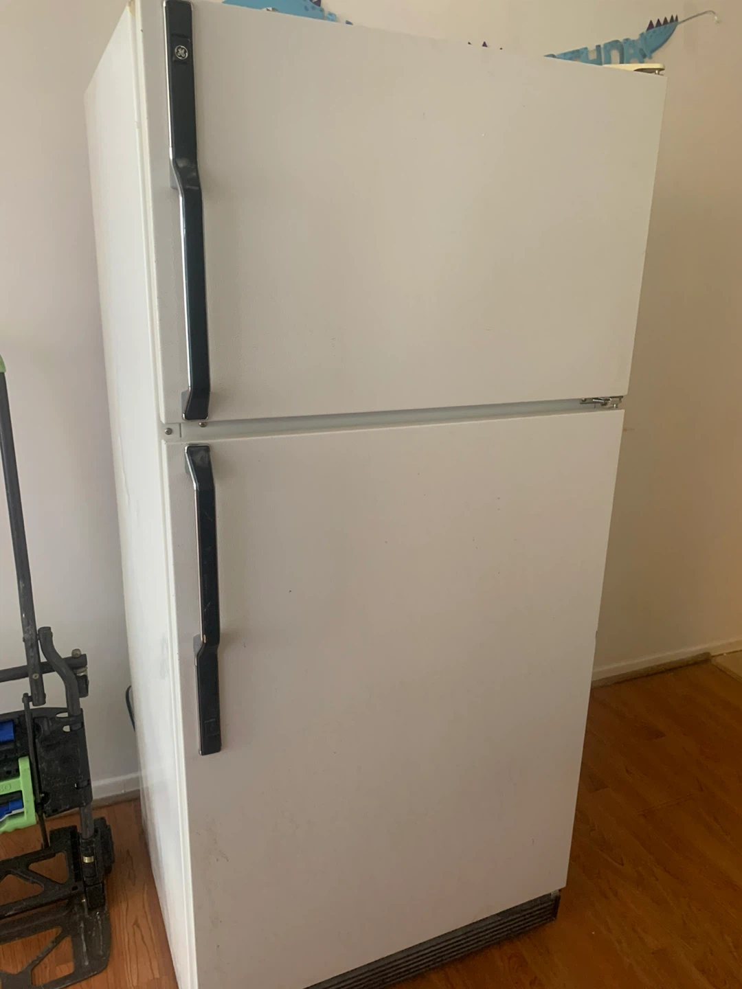 GE White Top Freezer Refrigerator - photo 3