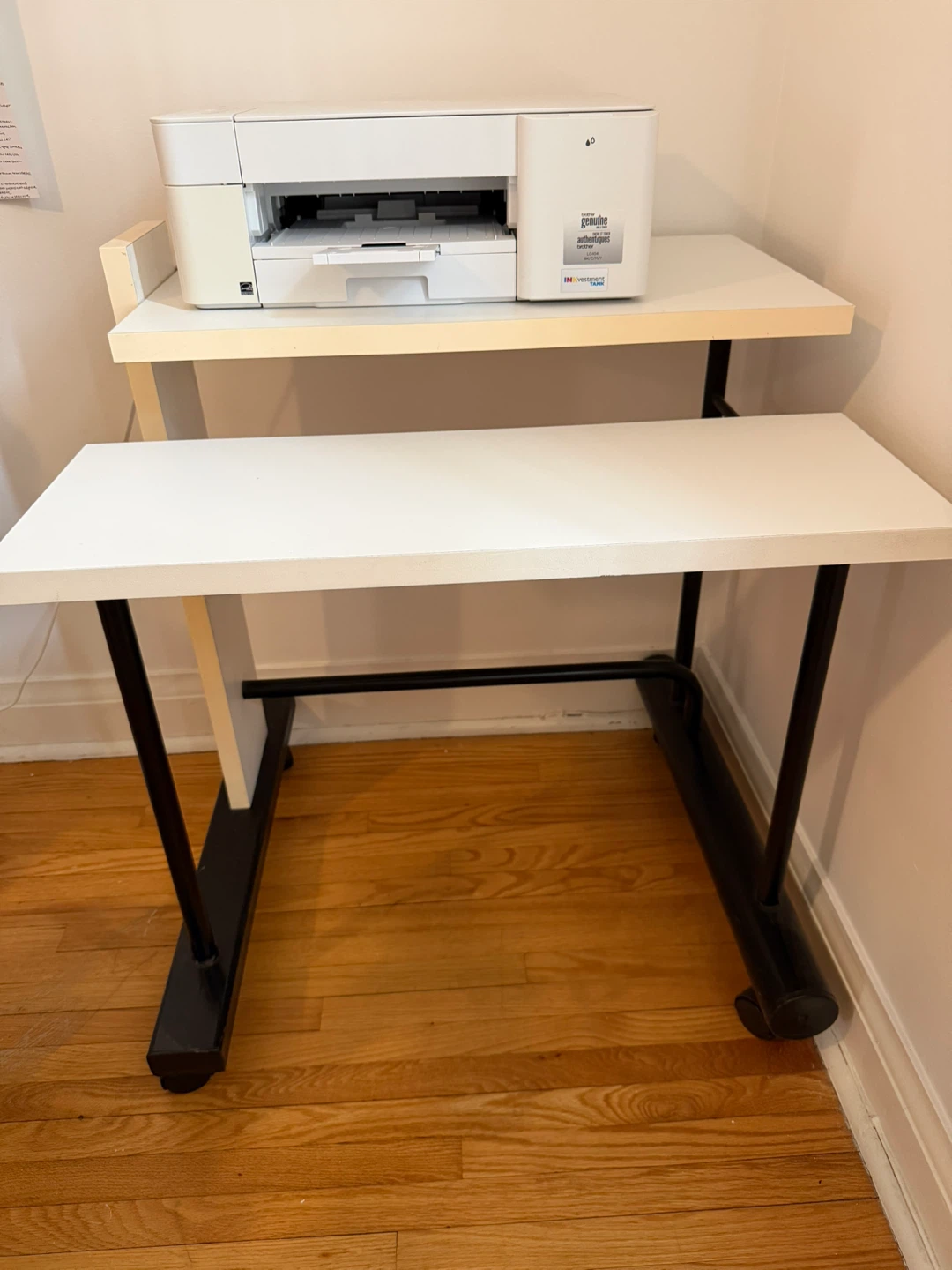 Desk - photo 2