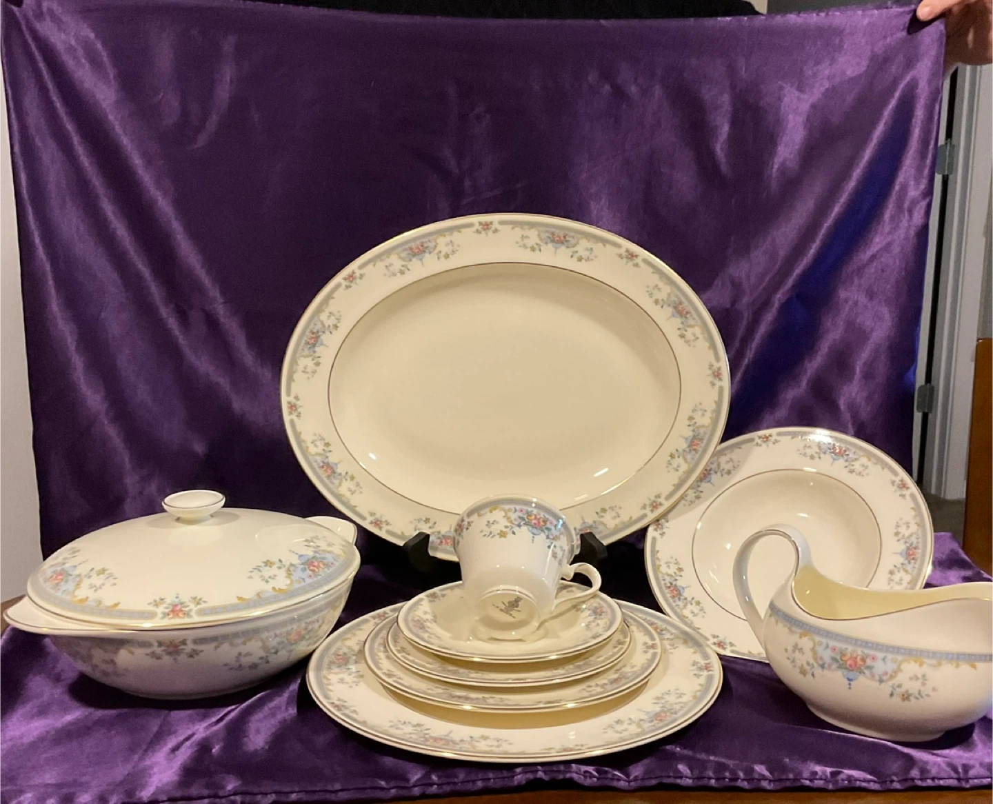 Royal Doulton 10 place setting w/completer set - photo 3