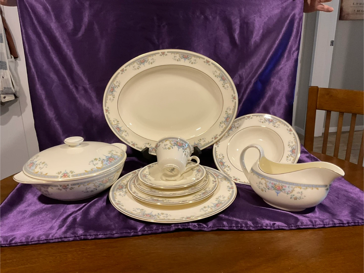 Royal Doulton 10 place setting w/completer set