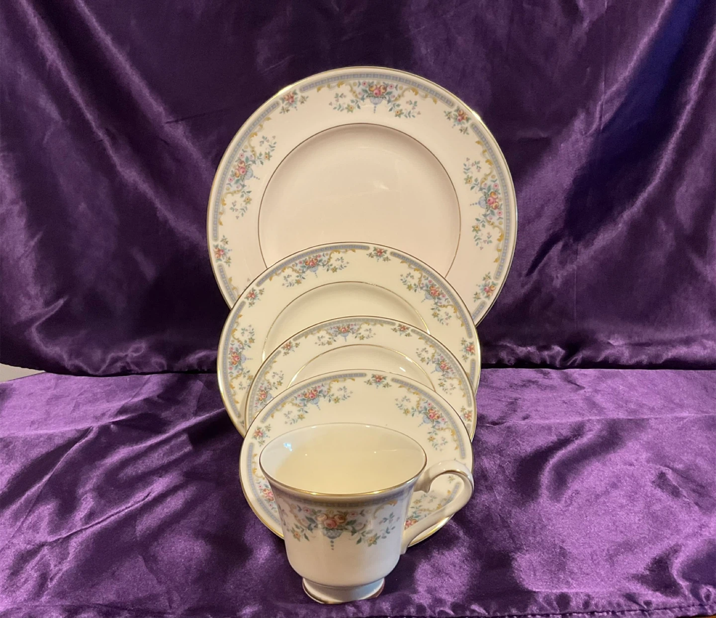 Royal Doulton 10 place setting w/completer set - photo 2