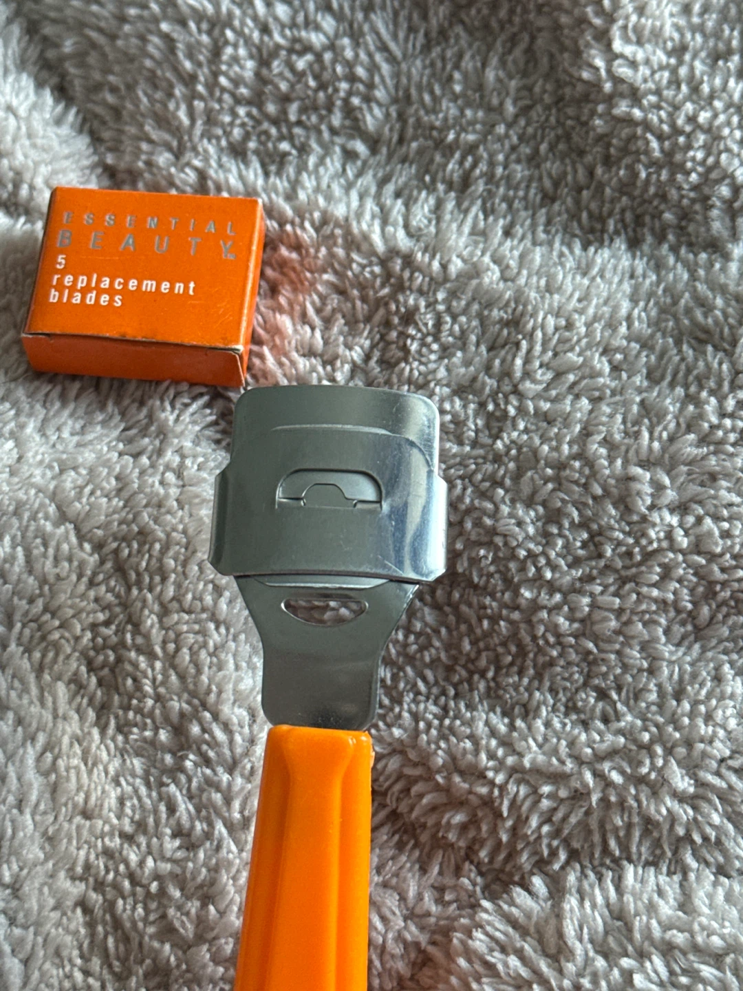 Essential Beauty Foot Callus Remover with 5 Replacement Blades - photo 3