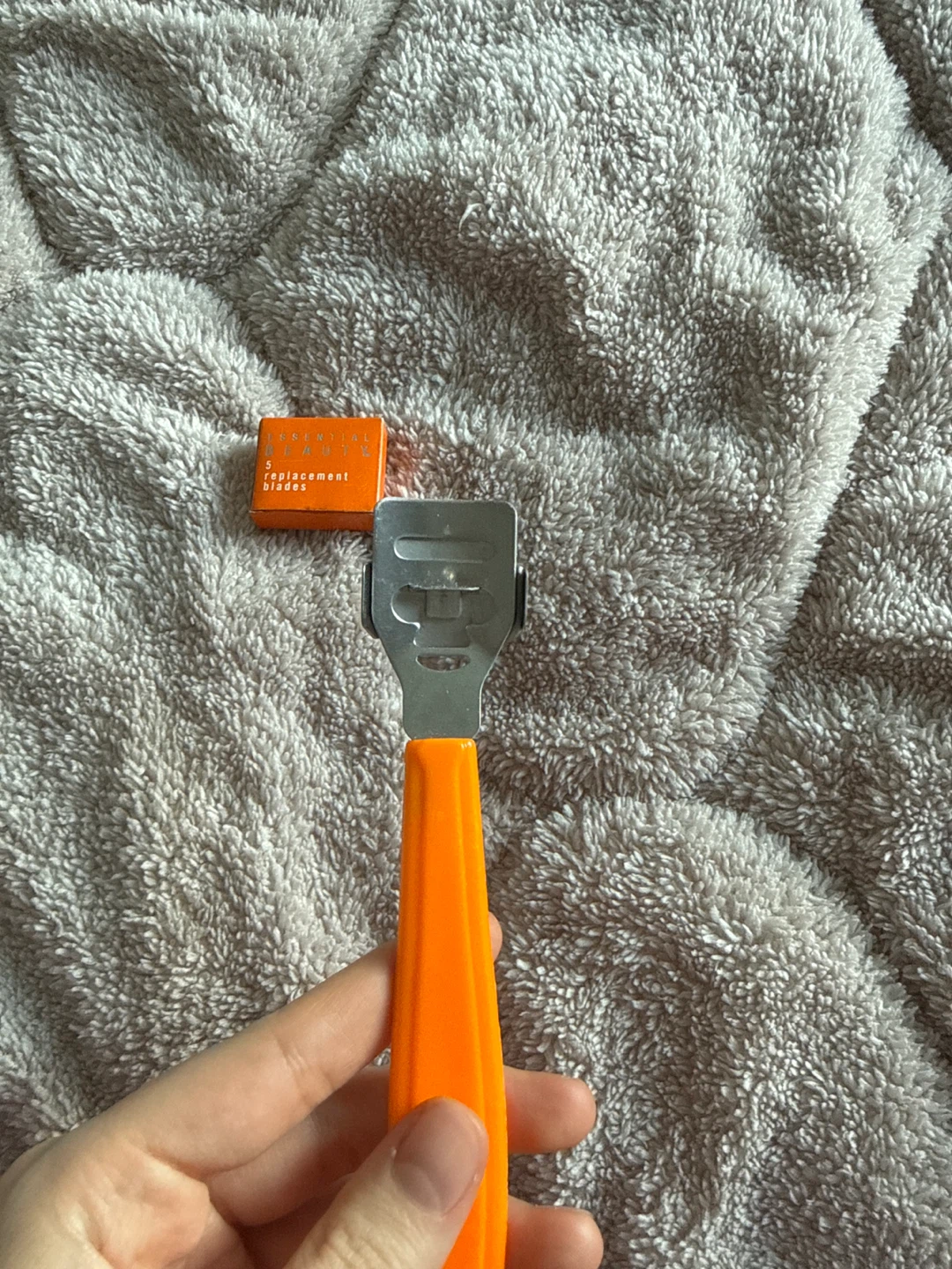 Essential Beauty Foot Callus Remover with 5 Replacement Blades - photo 2